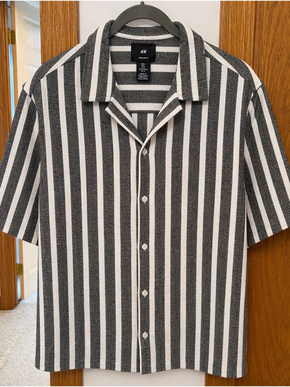 H&M Men’s Black & White Vertical Stripe Short Sleeve Button-Up Shirt